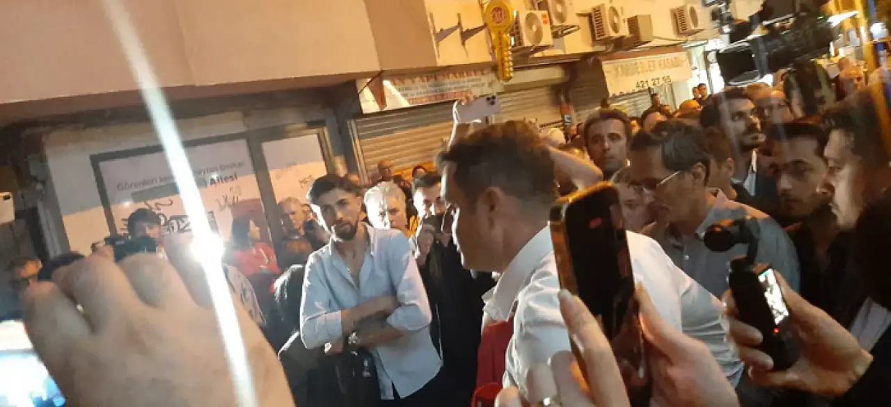 CHP İzmir İl Başkanlığı önünde tansiyon yükseldi