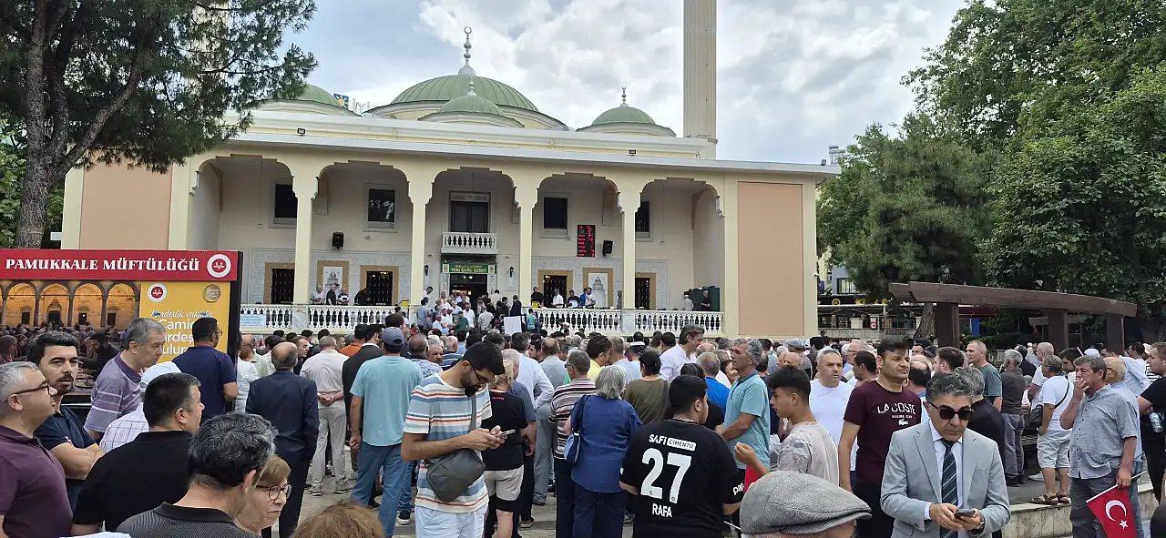 Özgür Özel, Denizli'de bankın üstünden seslendi: 'Bize otobüs değil, yürek lazım'