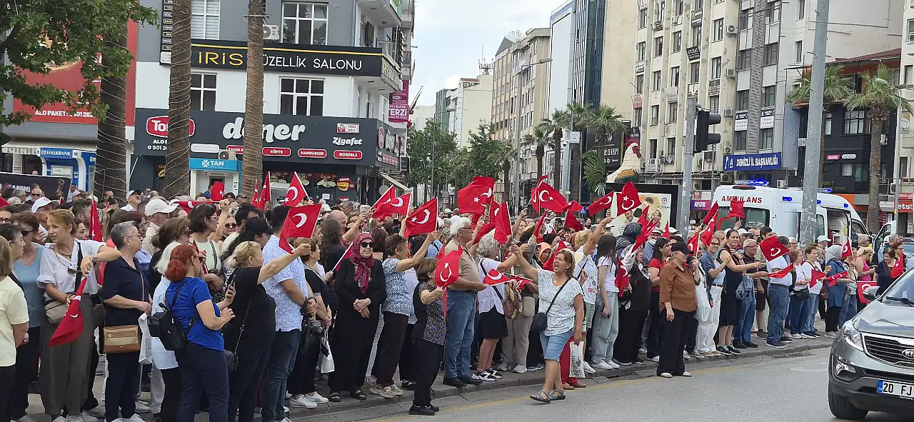 Özgür Özel, Denizli'de bankın üstünden seslendi: 'Bize otobüs değil, yürek lazım'
