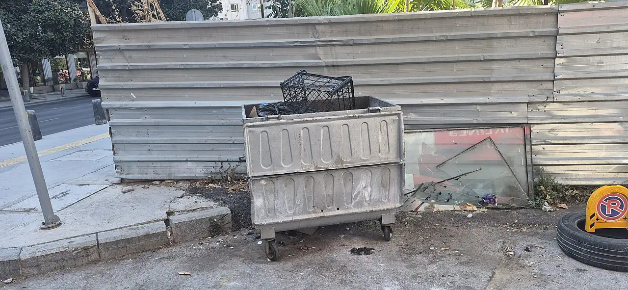 Konak'ta kötü koku ve atık eşya tepkisi