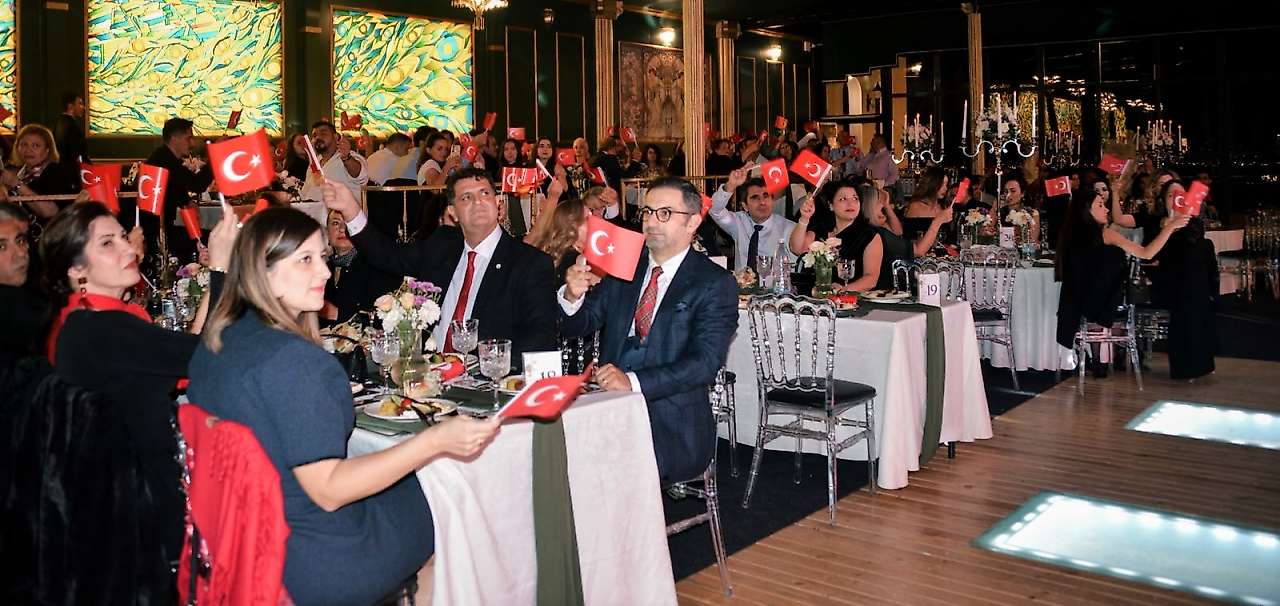 İzmir Eczacı Odası'ndan Cumhuriyet Balosu: 'Cumhuriyet'i akıl ve bilimle yaşatmalıyız'
