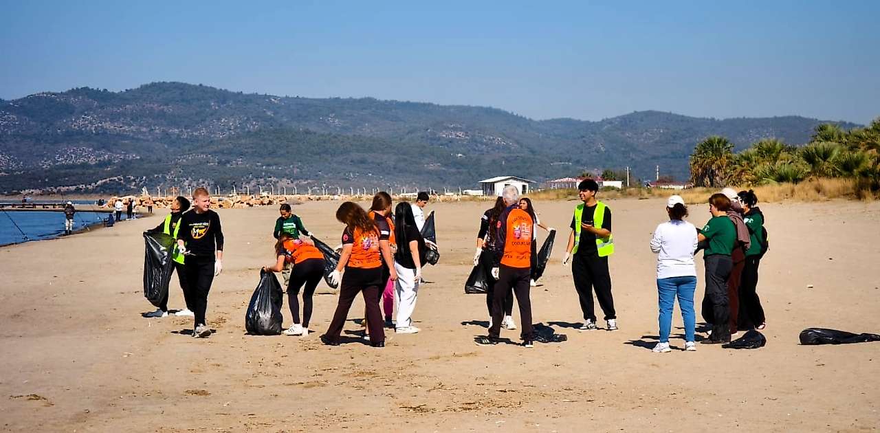 Selçuk'ta Cumhuriyet bayramı bisiklet turu ve çevre temizliği etkinliği