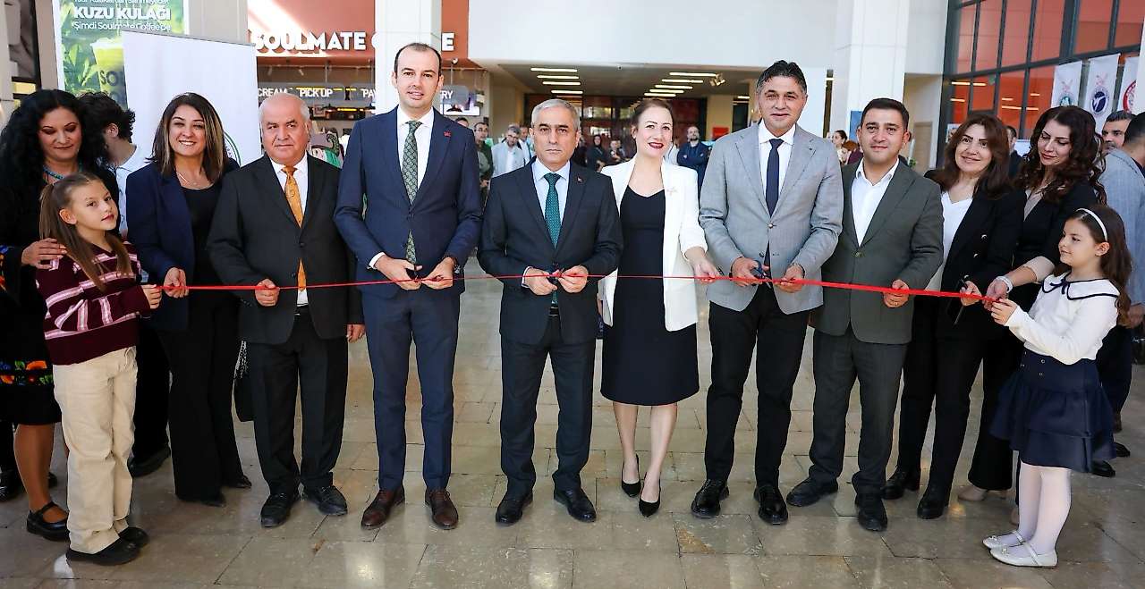 Aliağa'da 'Zeytinin Kalbi' resim sergisi açıldı