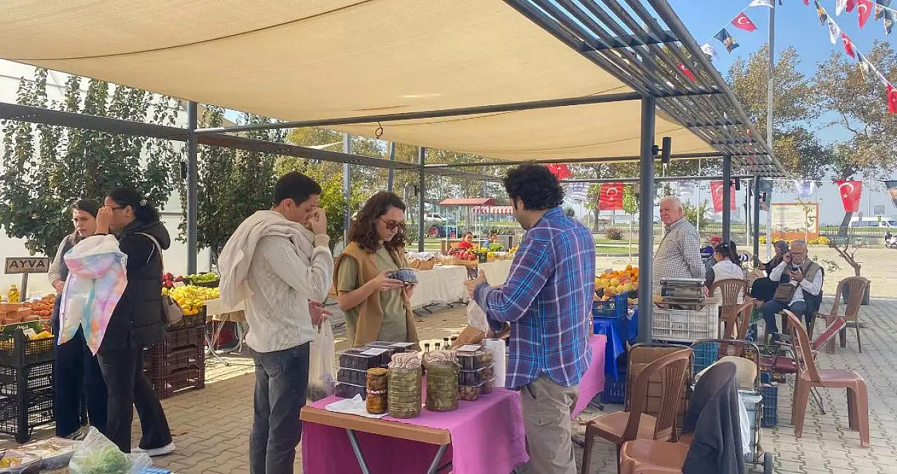 Efes tarlası yaşam köyünde Üretici pazarı bereketiyle devam ediyor