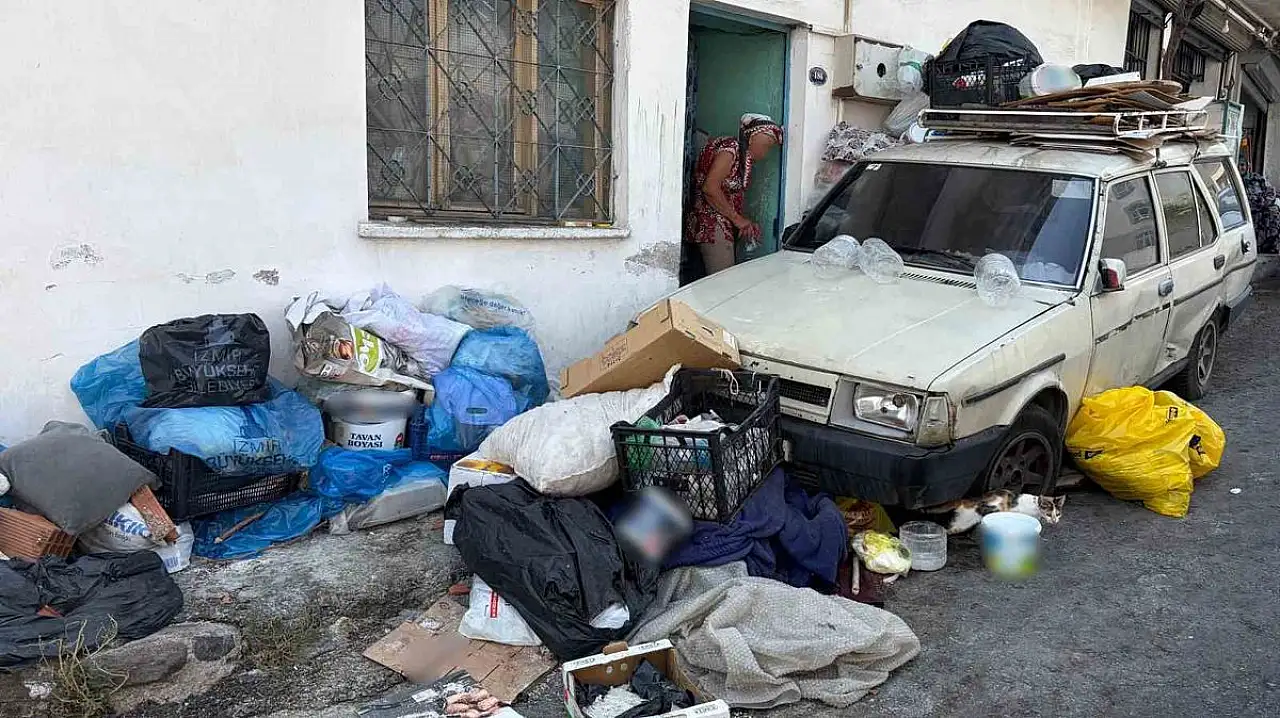 İzmir Konak'ta çöp ev tepkisi: 'Kokudan duramıyoruz'