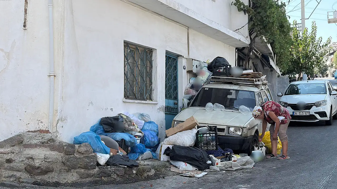 İzmir Konak'ta çöp ev tepkisi: 'Kokudan duramıyoruz'