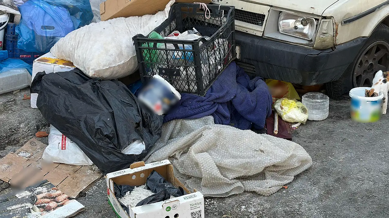 İzmir Konak'ta çöp ev tepkisi: 'Kokudan duramıyoruz'