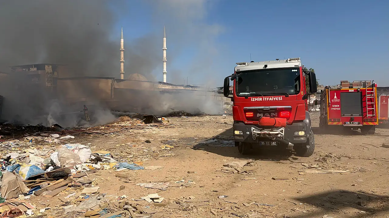Buca'da her gün aynı manzara: Çöplük yangını esnafı isyan ettirdi