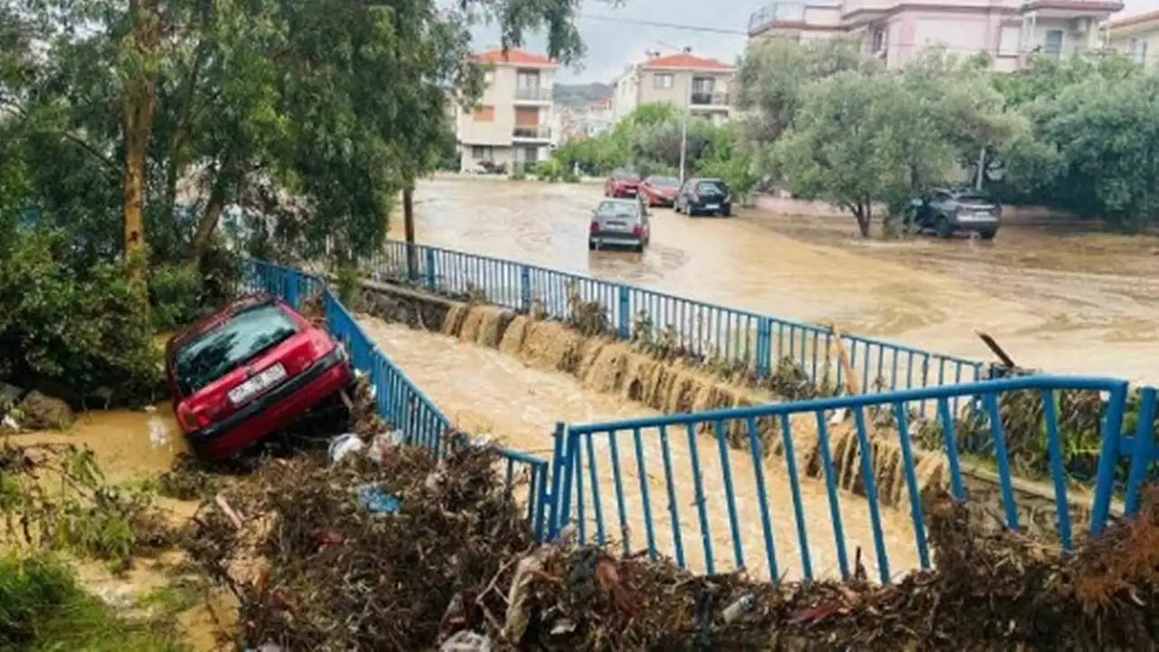 Foça'da sağanak yağış hayatı felç etti