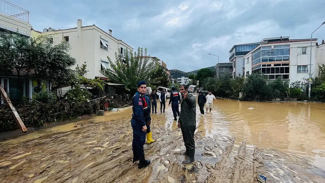 Foça'da sağanak yağış hayatı felç etti