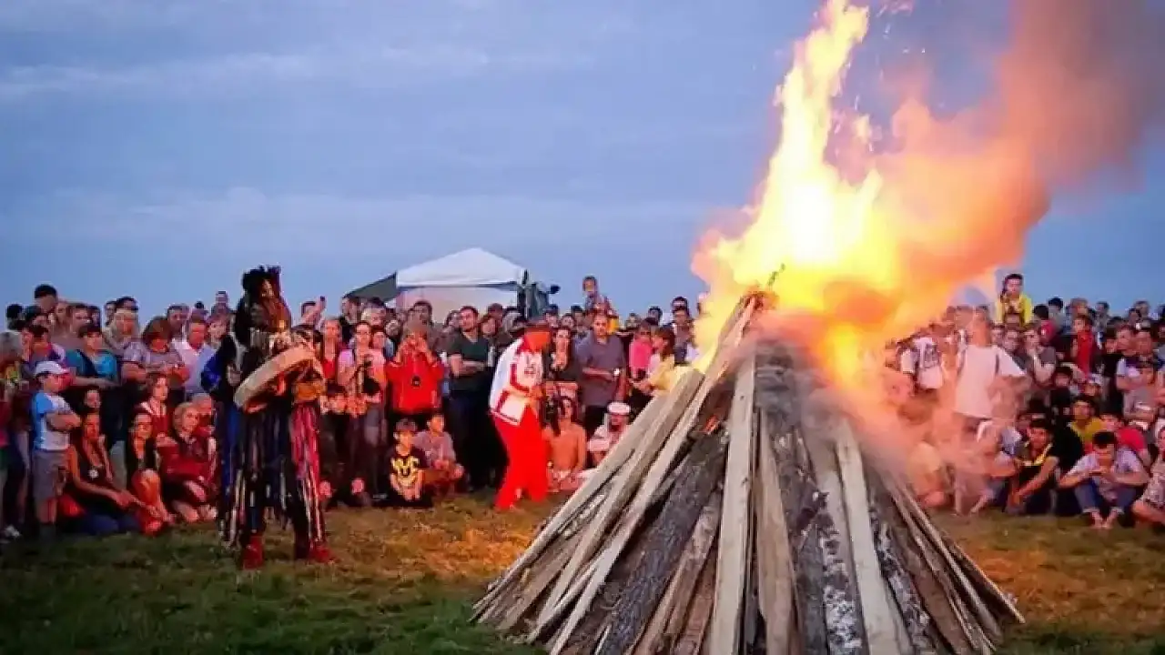 İzmir'de Newroz günü: Alanlar 22 Mart'a hazırlanırken 21 Mart'ta çağrılar yükseldi