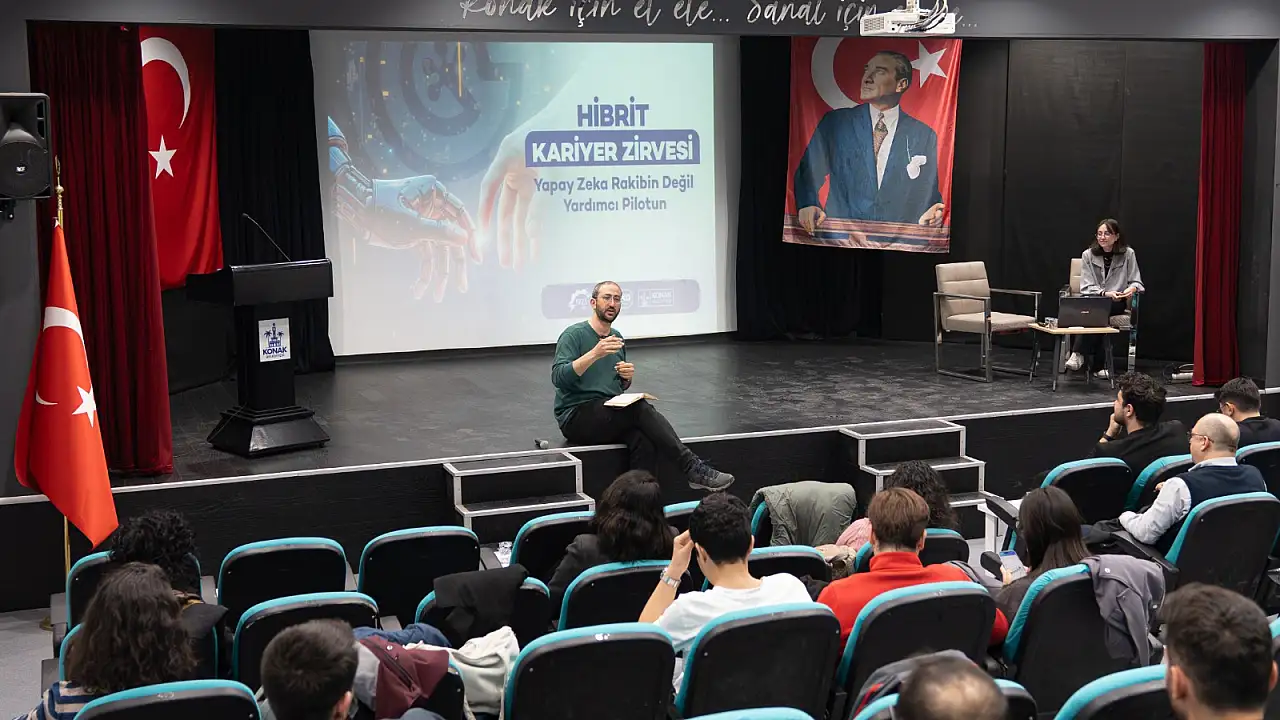 Gençler 'Hibrit Kariyer Zirvesi'ne Konak'ta yoğun katılım gösterdi