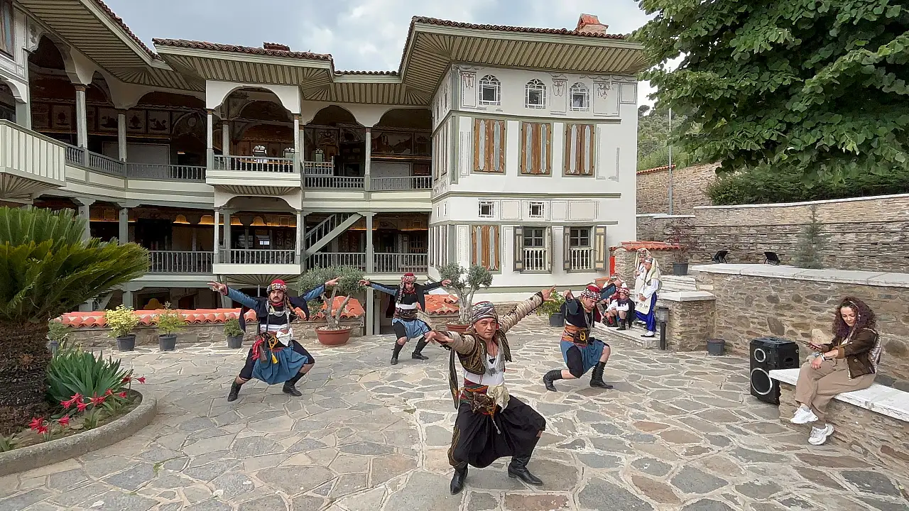 Birgi'de zeybek şöleni büyüledi