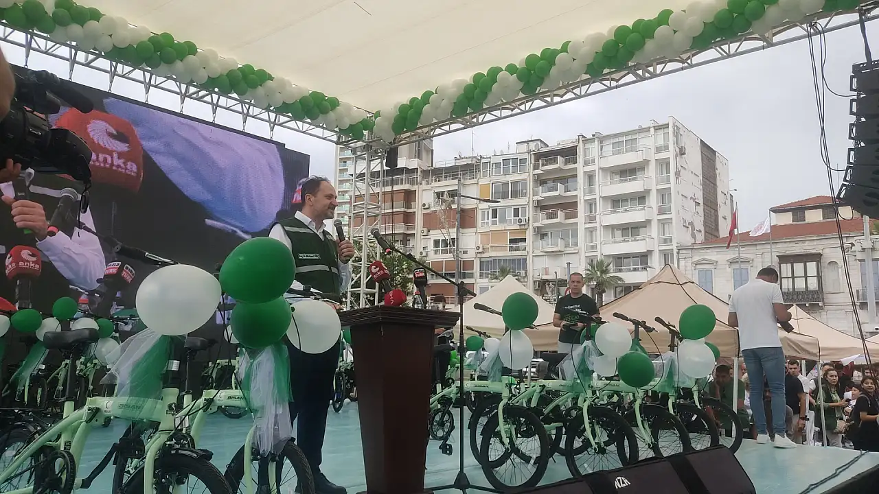 İzmir'de bağımsızlık ve sağlıklı yaşam coşkusu meydanlara taştı