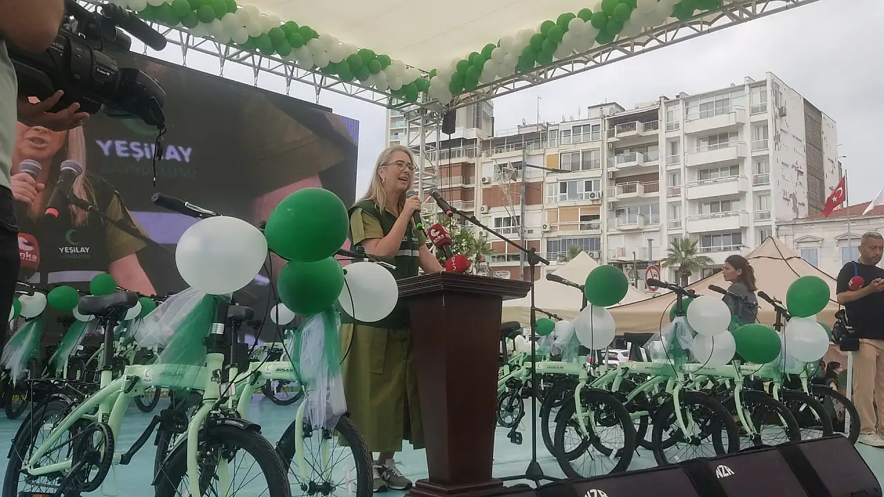 İzmir'de Yeşilay festivali: Bağımsızlık ve sağlıklı yaşam coşkusu meydanlara taştı