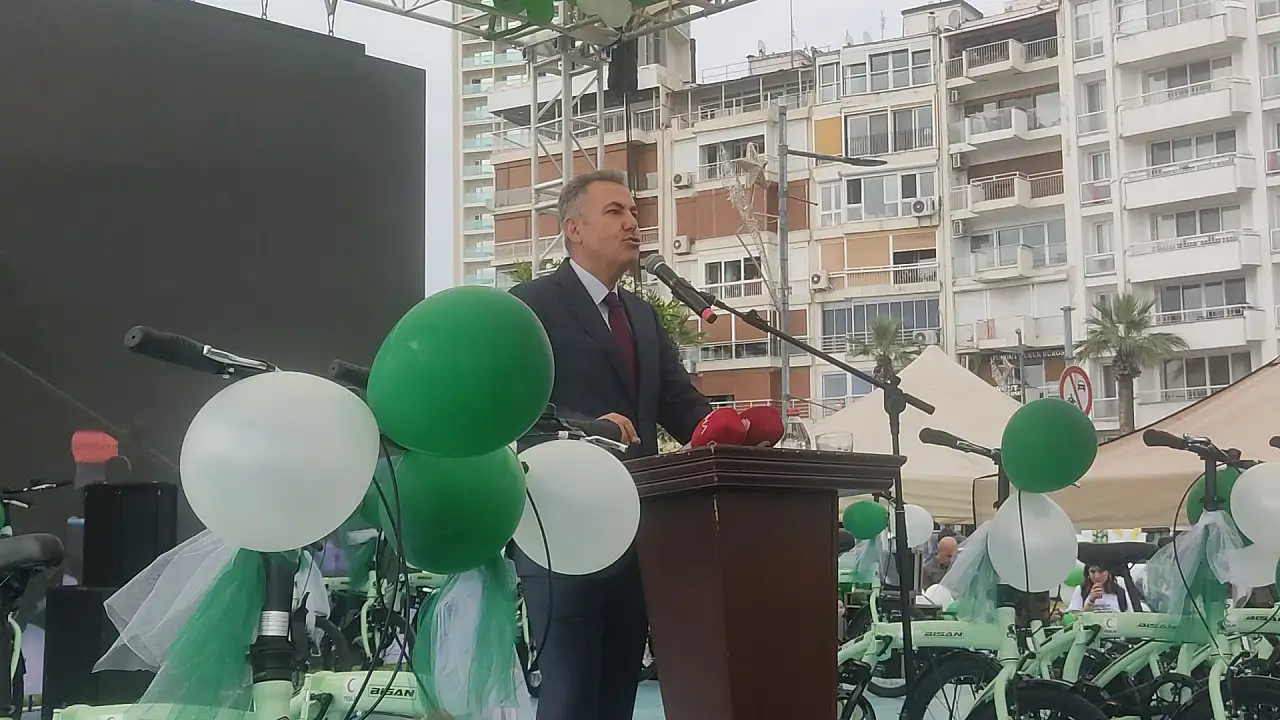 İzmir'de bağımsızlık ve sağlıklı yaşam coşkusu meydanlara taştı