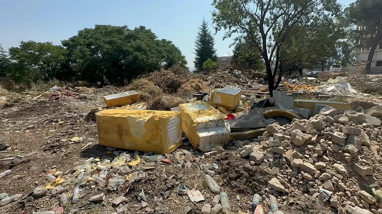 Kemalpaşa'da belediye binasının arkası çöplüğe döndü! Vatandaş isyan etti