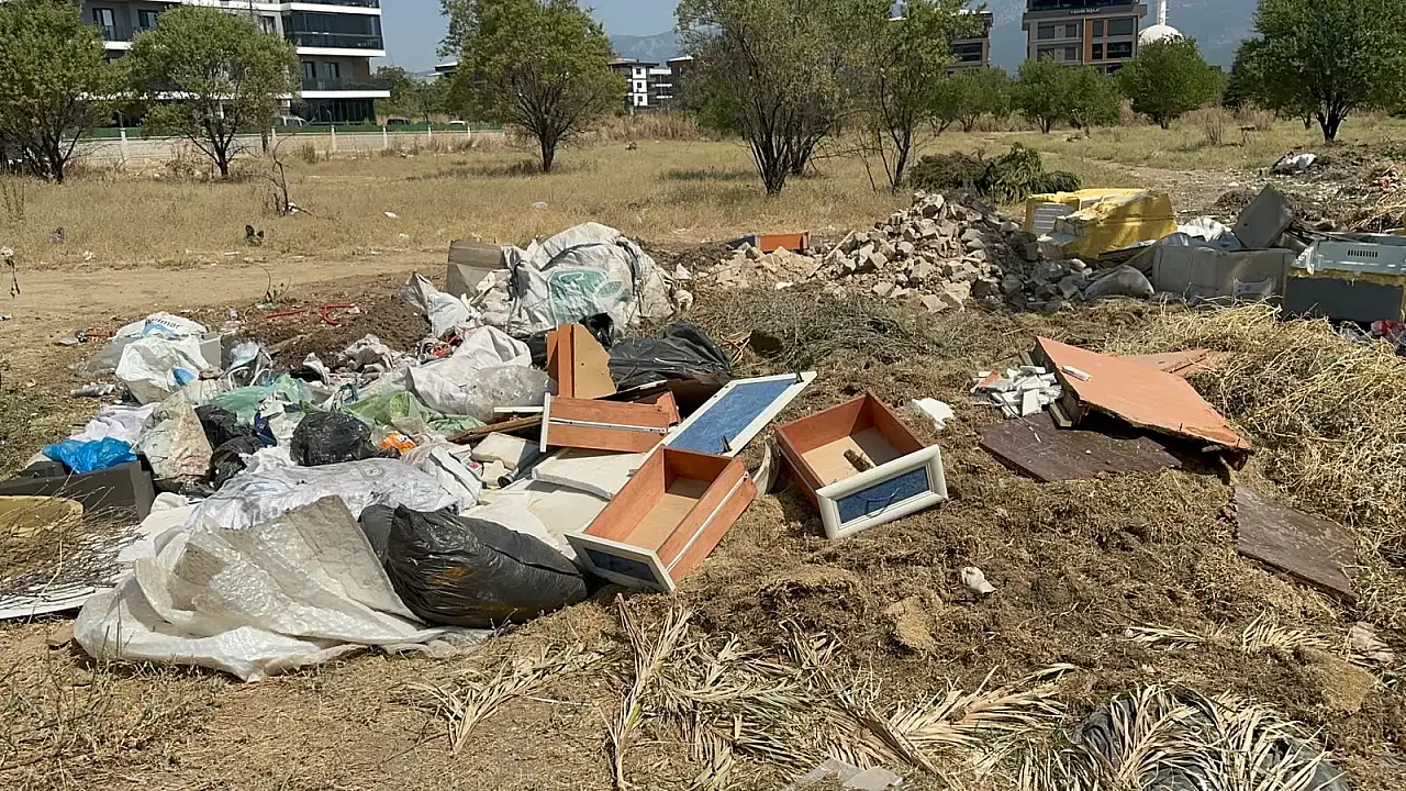 Kemalpaşa'da belediye binasının arkası çöplüğe döndü! Vatandaş isyan etti