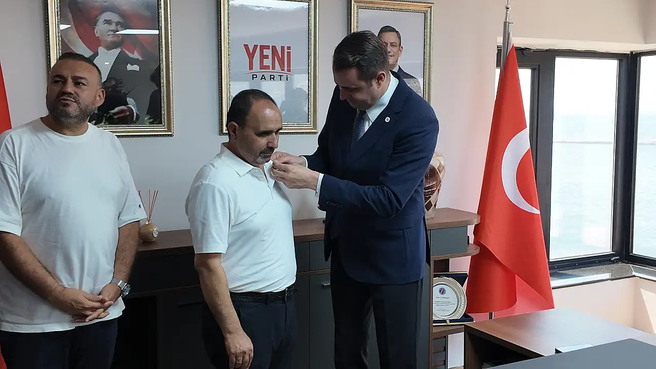 İzmir siyasetinde hareketlilik: Yeni Parti'den üyelik ve belediye başkanı açıklaması