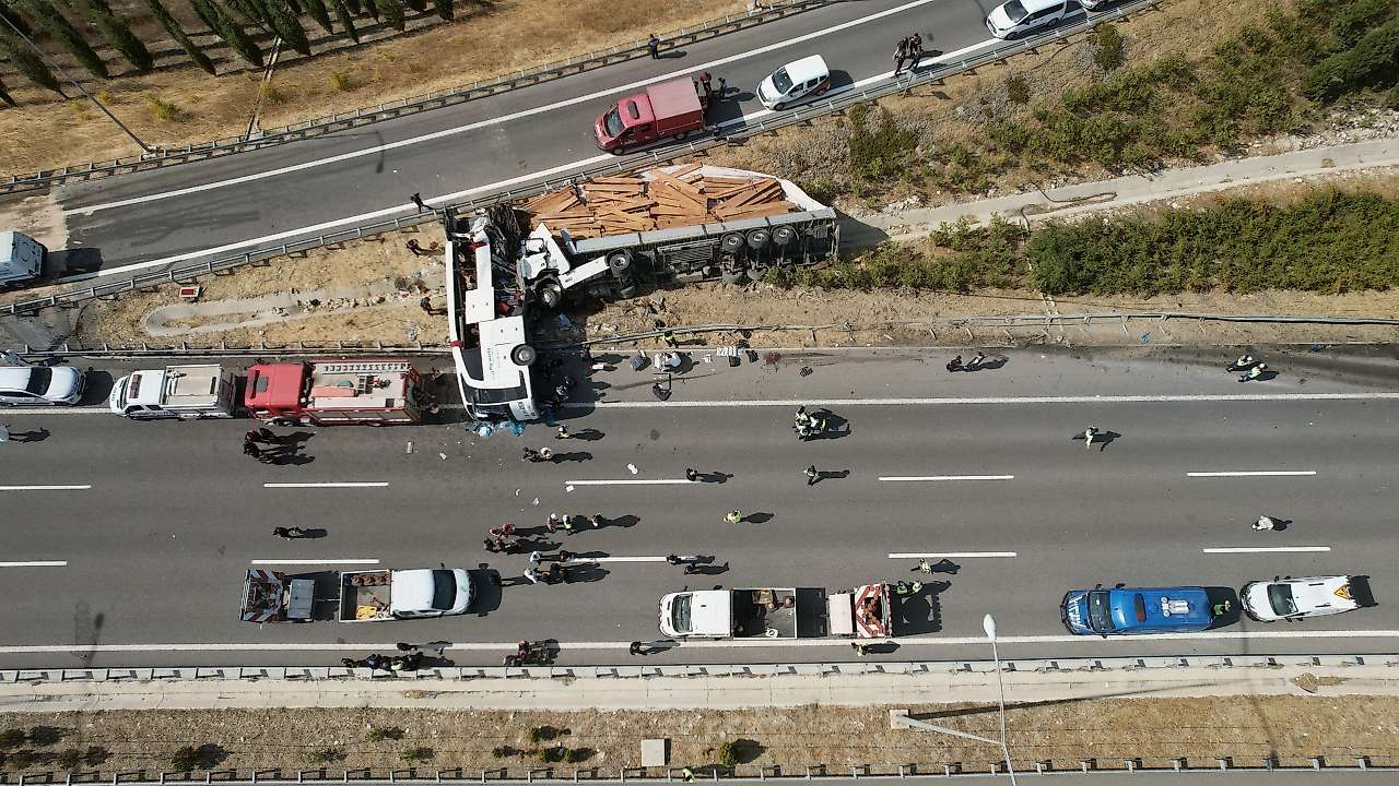 Manisa'da yolcu otobüsü ile tır çarpıştı: 11 ölü, 27 yaralı