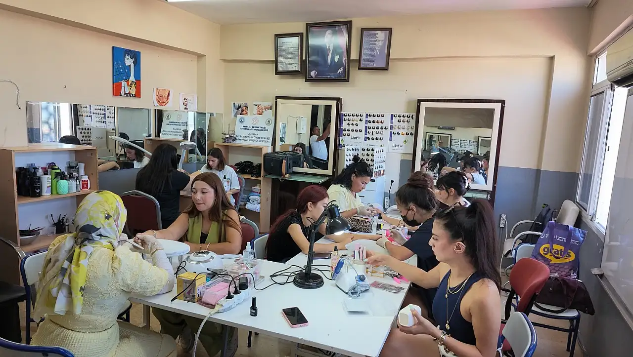 Manikürden protez tırnağa… Bayraklı'da kadınlara meslek fırsatı