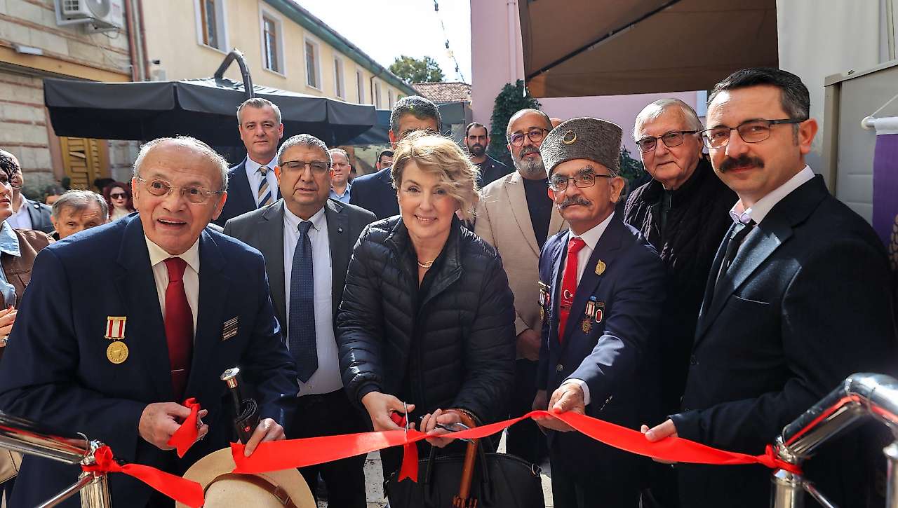 Buca'da tarihi hamam sanat galerisine dönüştürüldü