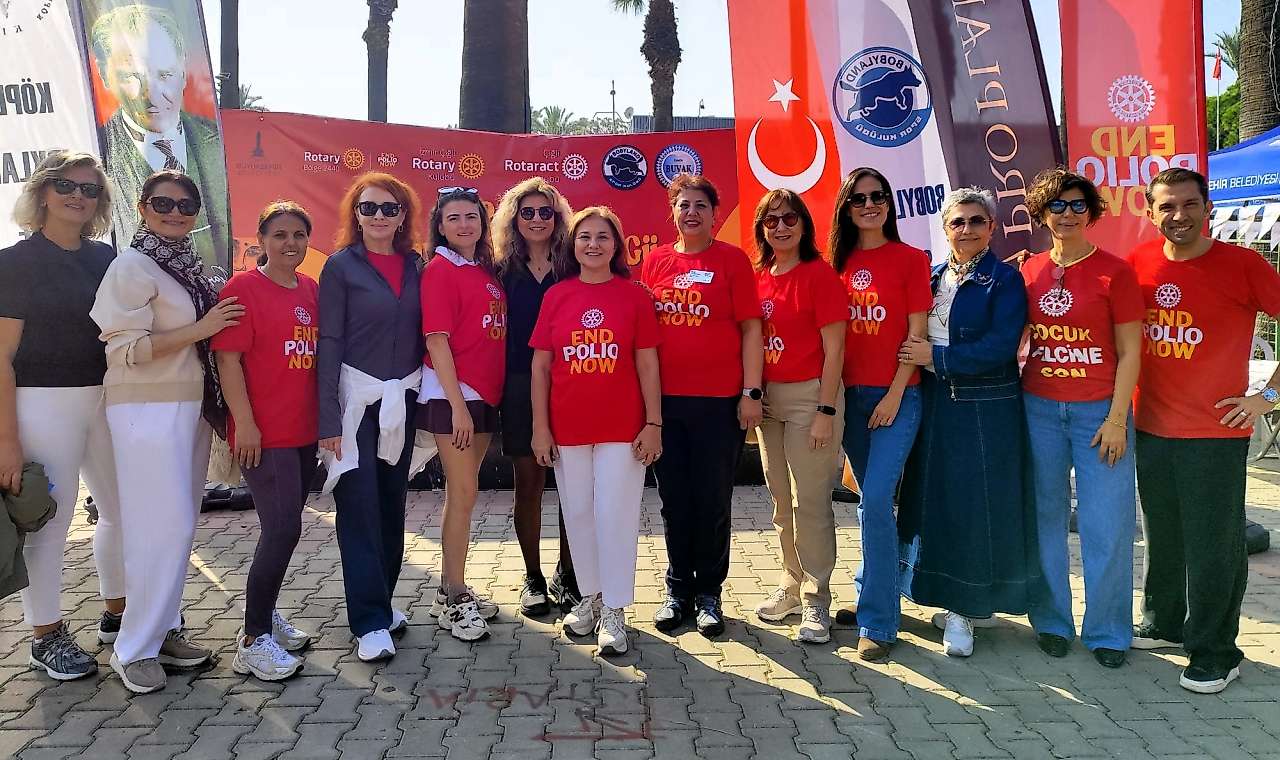 İzmir'de patili dostlar, çocuk felcine karşı farkındalık için buluştu