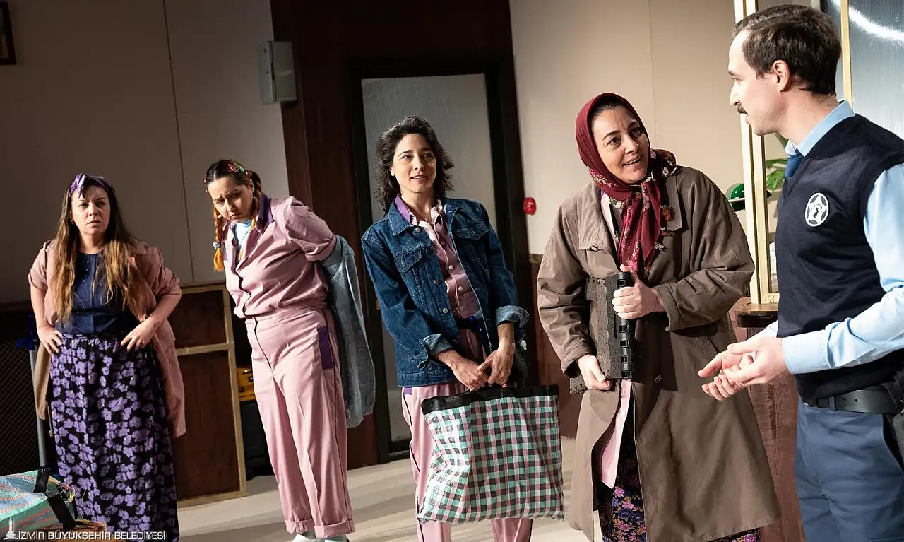 Ödüllü 'Mor Şalvar' Karşıyaka'da tiyatroseverlerle buluşacak