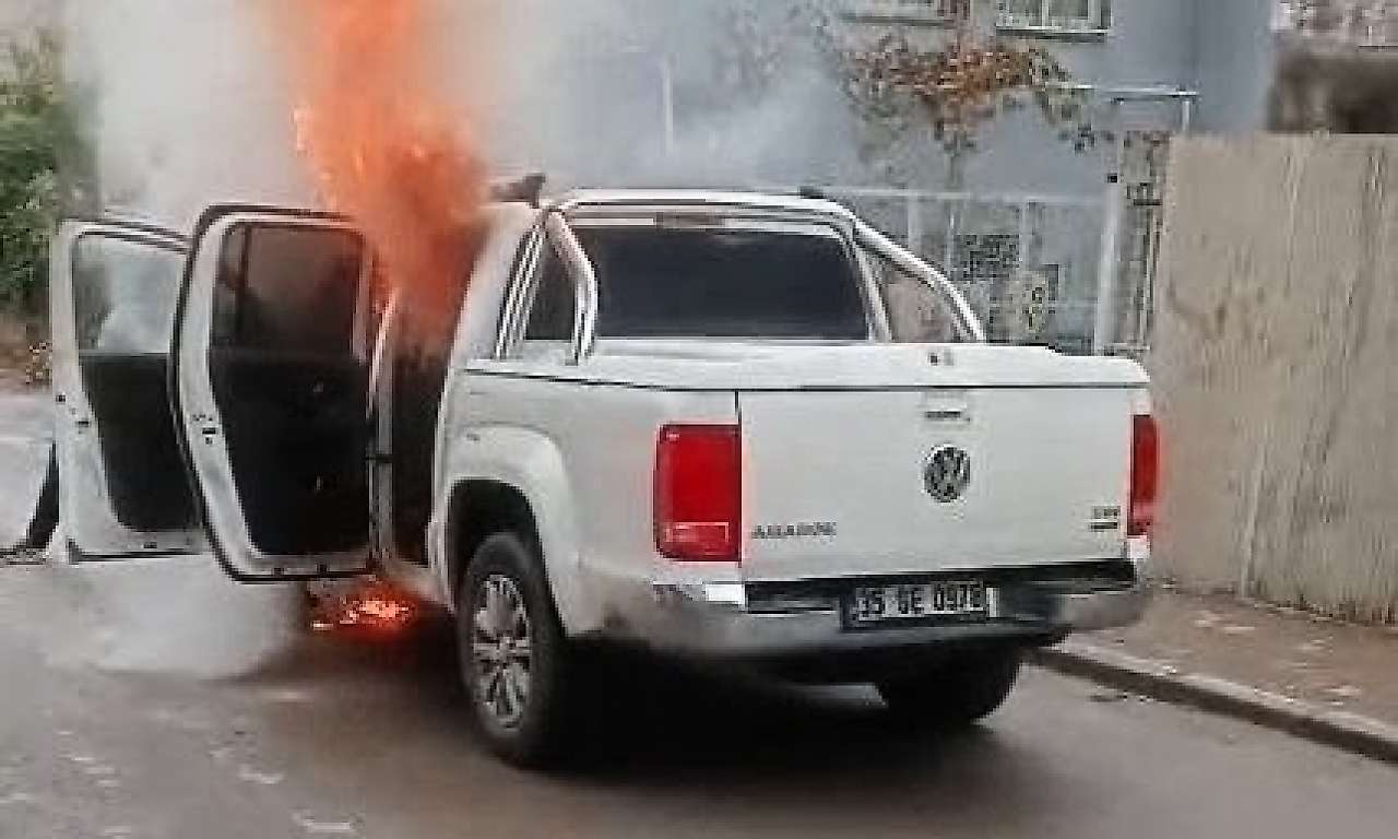 Seyir halindeki kamyonette patlama paniği