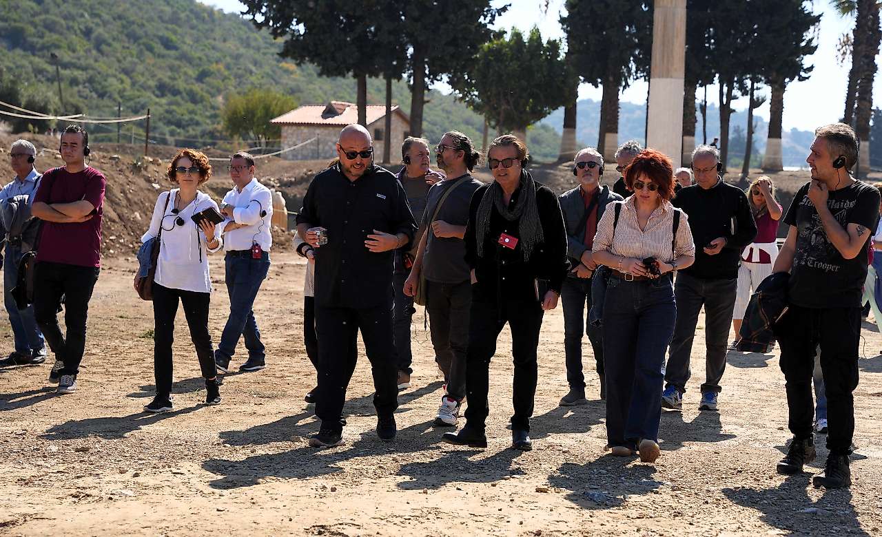 İzmirli şair ve yazarlar Klaros Antik Alanı'nda buluştu