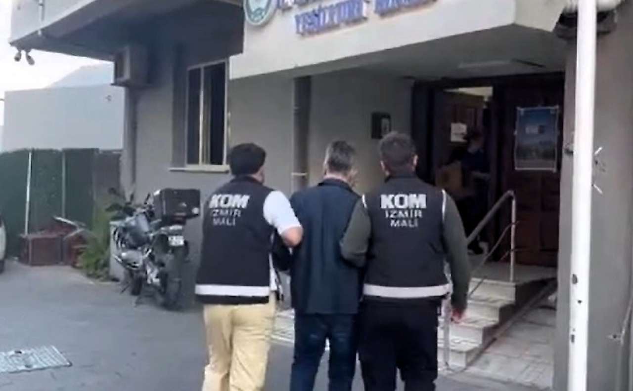 Bayraklı Belediyesi operasyonunda 15 tutuklama: Eski başkan ve oğlu da cezaevinde