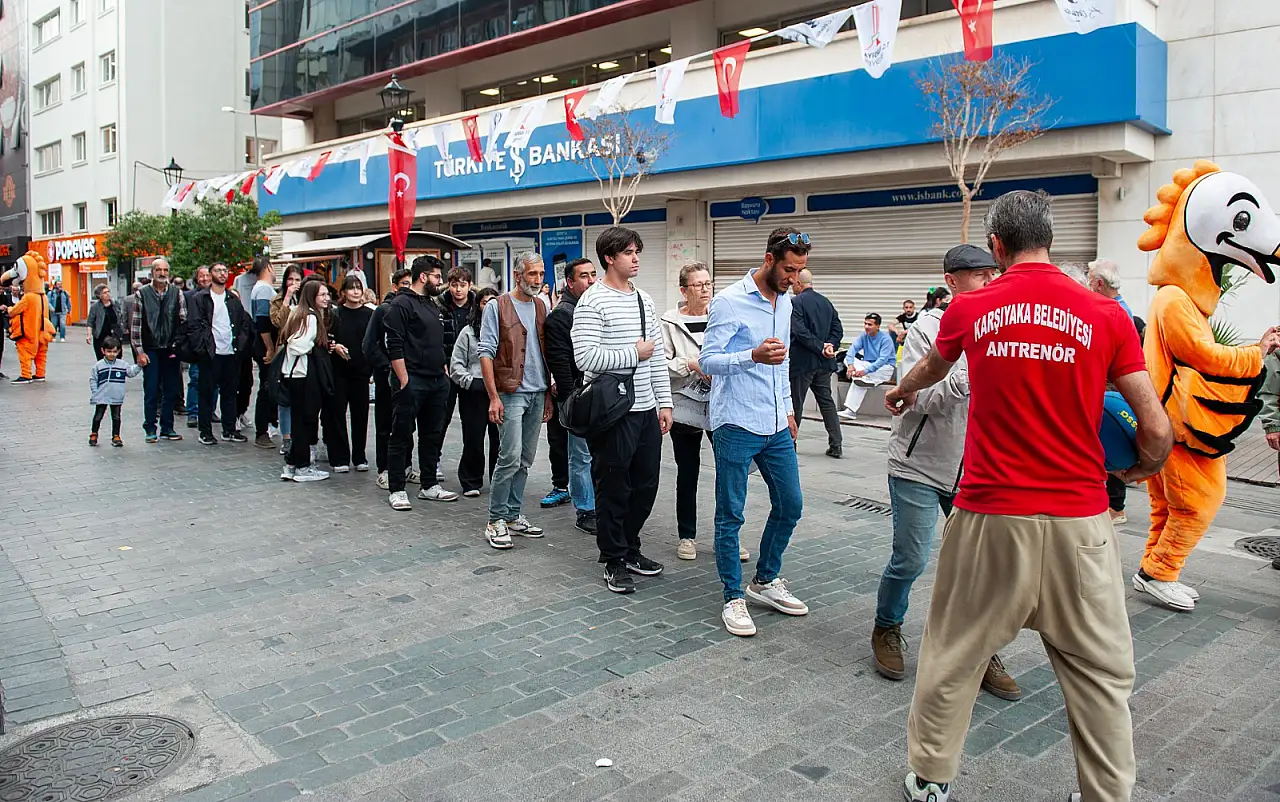 Karşıyaka çarşısında basketbol heyecanı: Hergele meydanına pota kuruldu