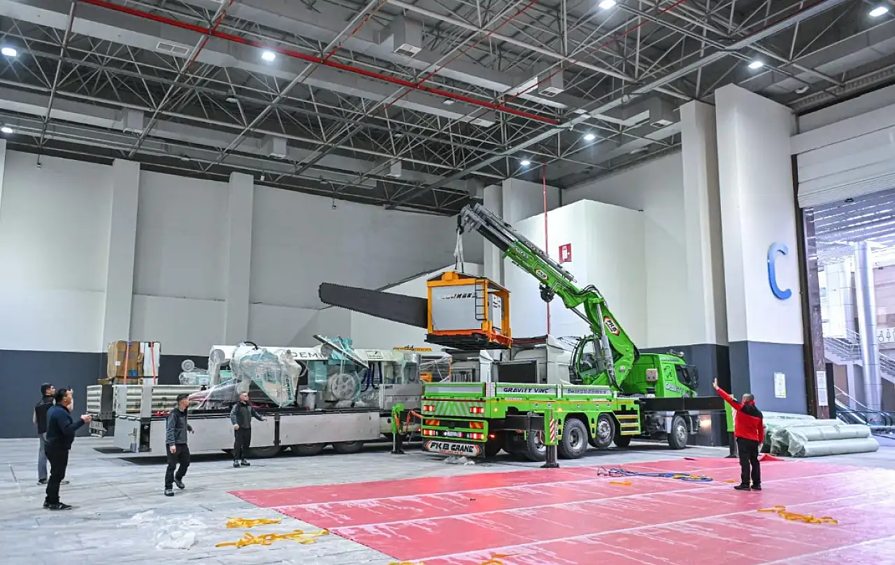 Marble İzmir kapılarını açmaya hazırlanırken dev bloklar alandaki yerini aldı