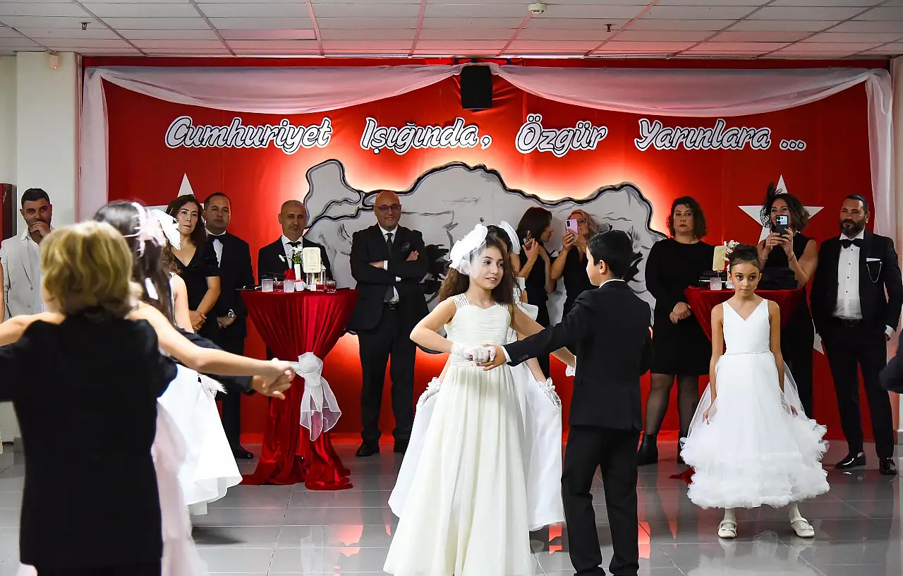 Özel Piri Reis okullarında Cumhuriyet'in çınarları geleneksel Cumhuriyet balosunda buluştu