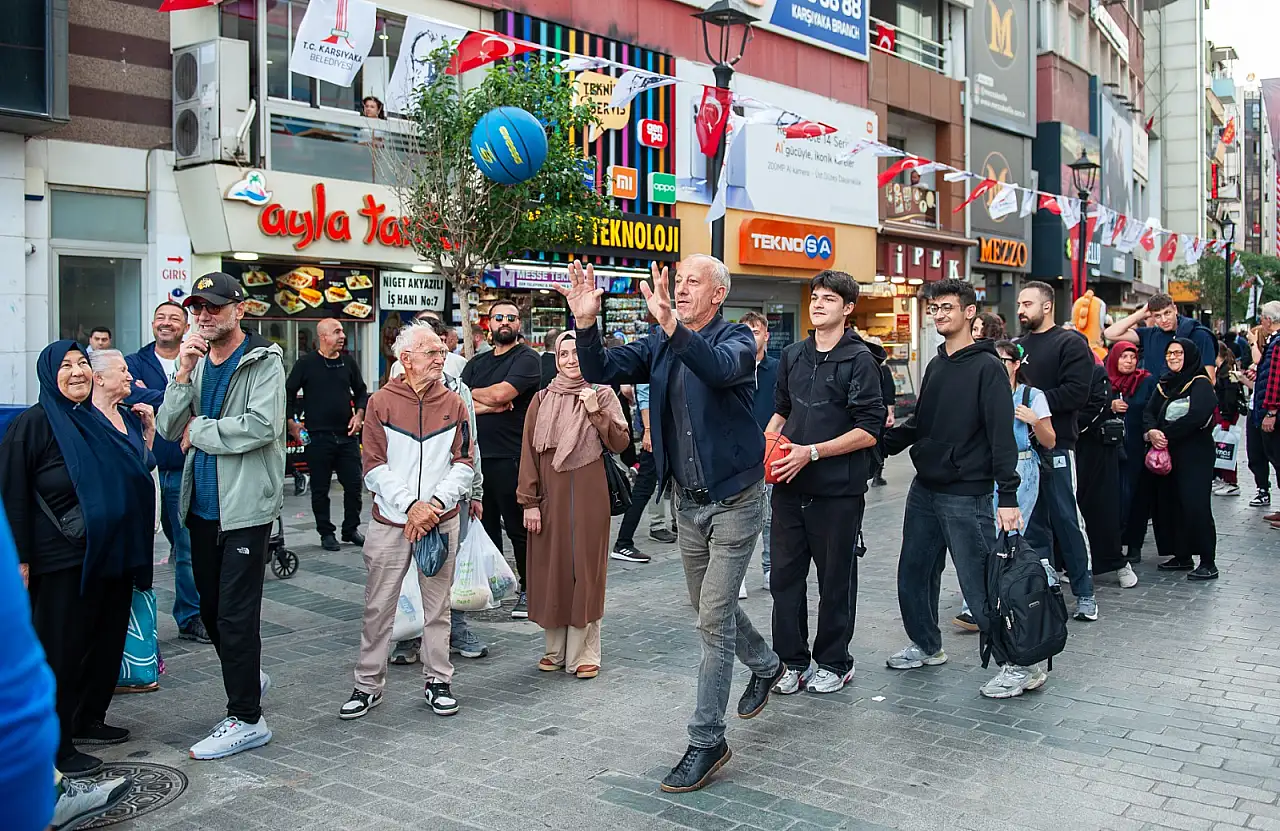 Karşıyaka çarşısında basketbol heyecanı: Hergele meydanına pota kuruldu