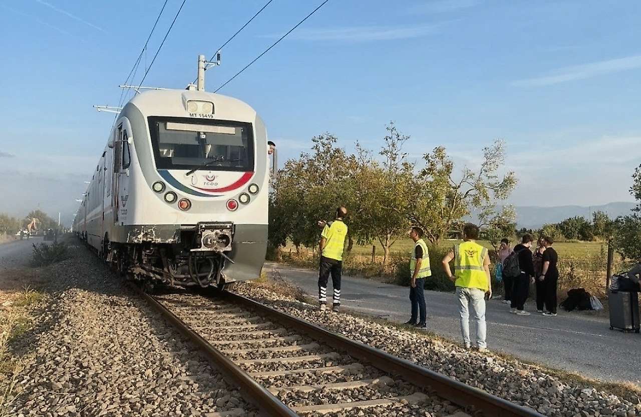 Tren ile traktör çarpıştı: 2 yaralı