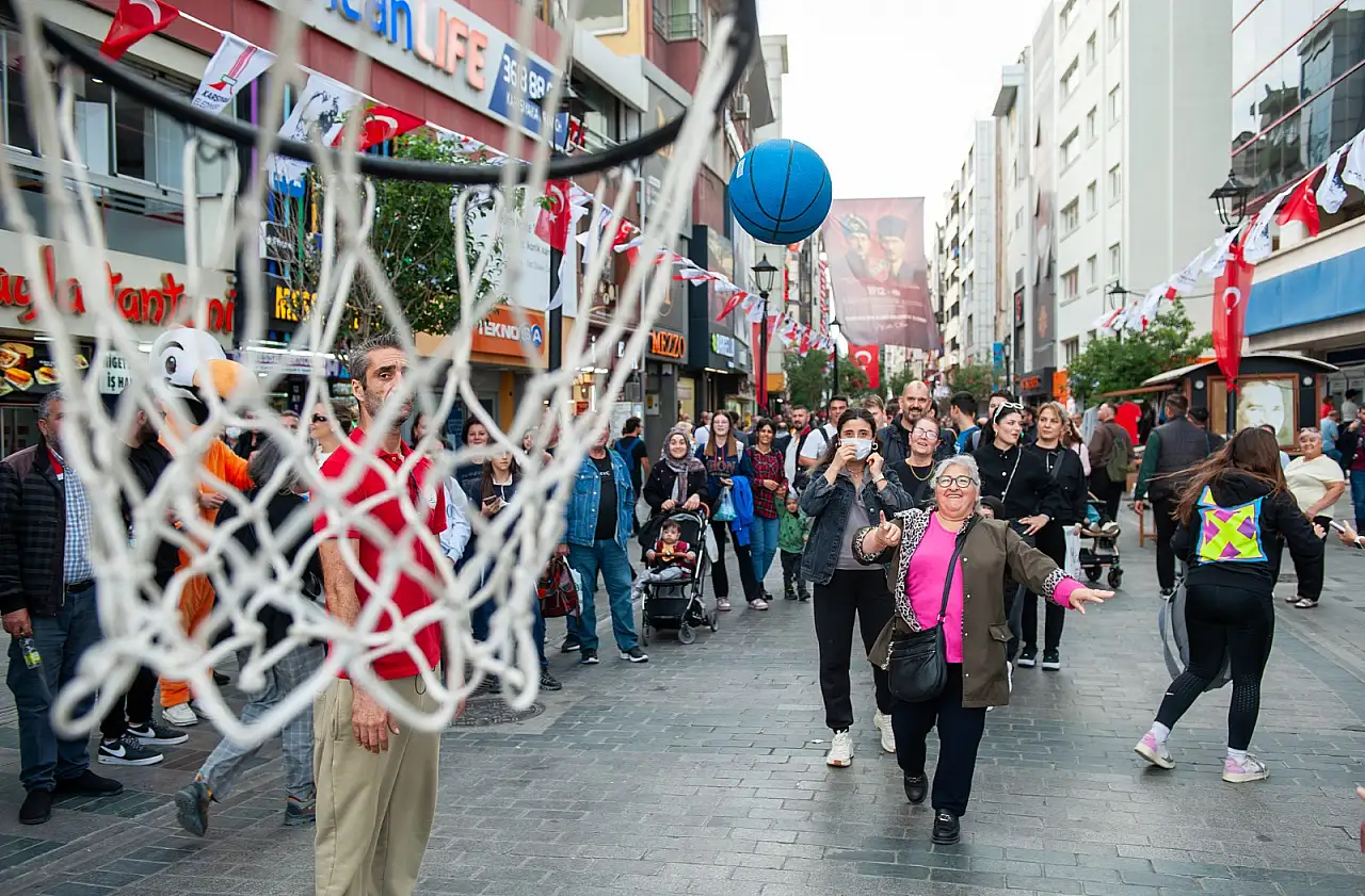 Karşıyaka çarşısında basketbol heyecanı: Hergele meydanına pota kuruldu