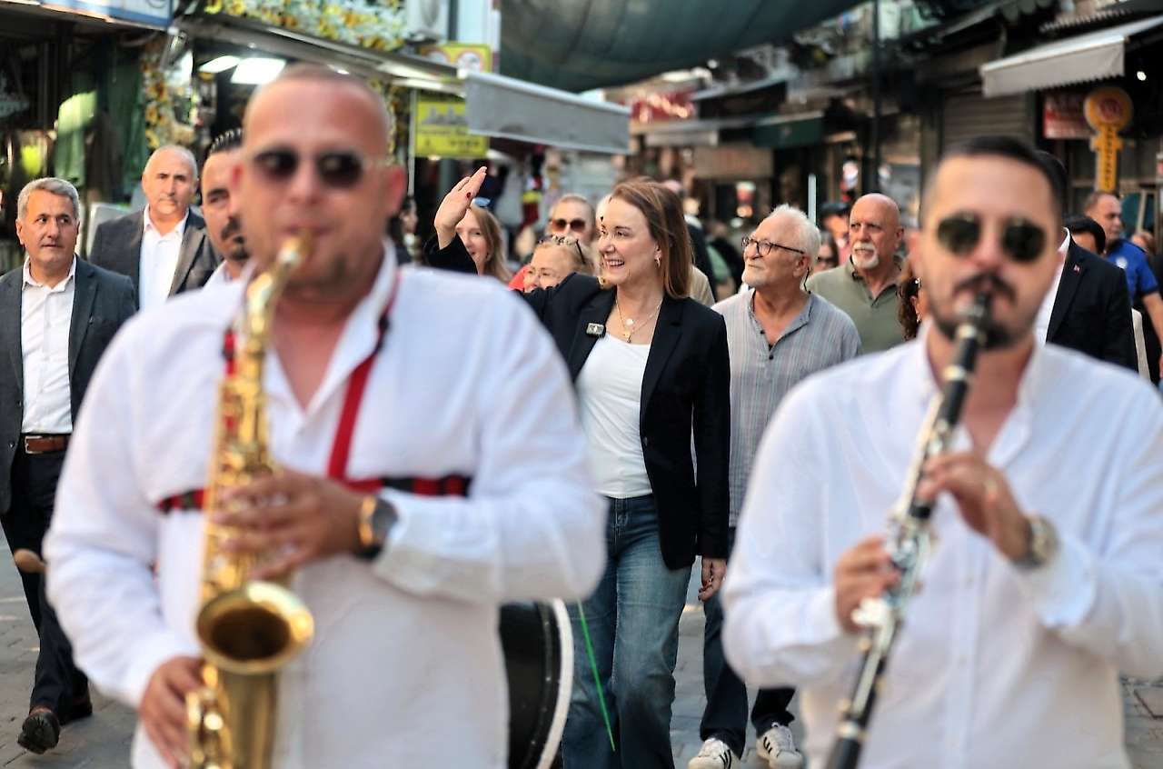 Kemeraltı Festivali esnafın yüzünü güldürdü
