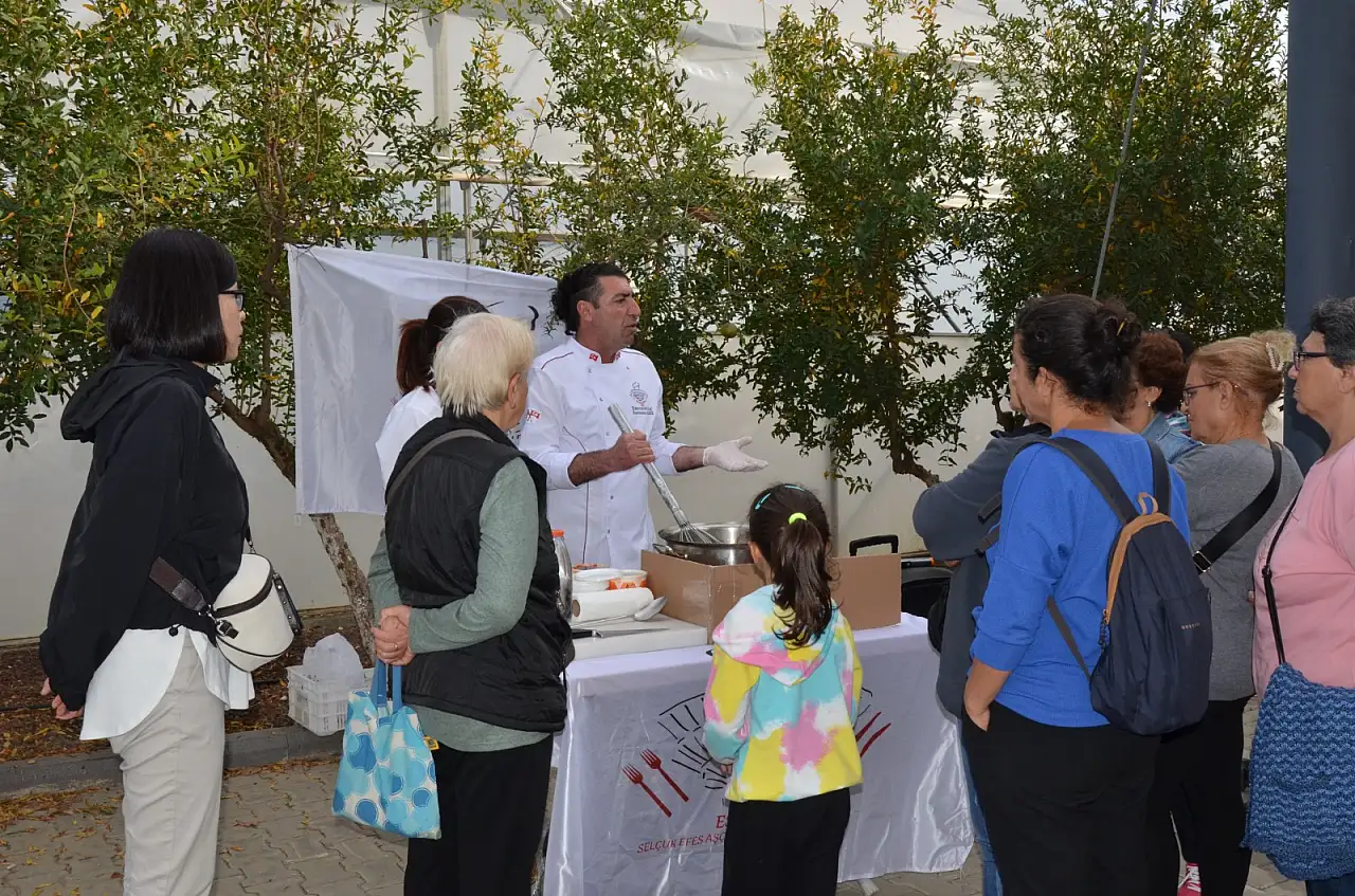 Efes tarlası yaşam köyünde Üretici pazarı bereketiyle devam ediyor
