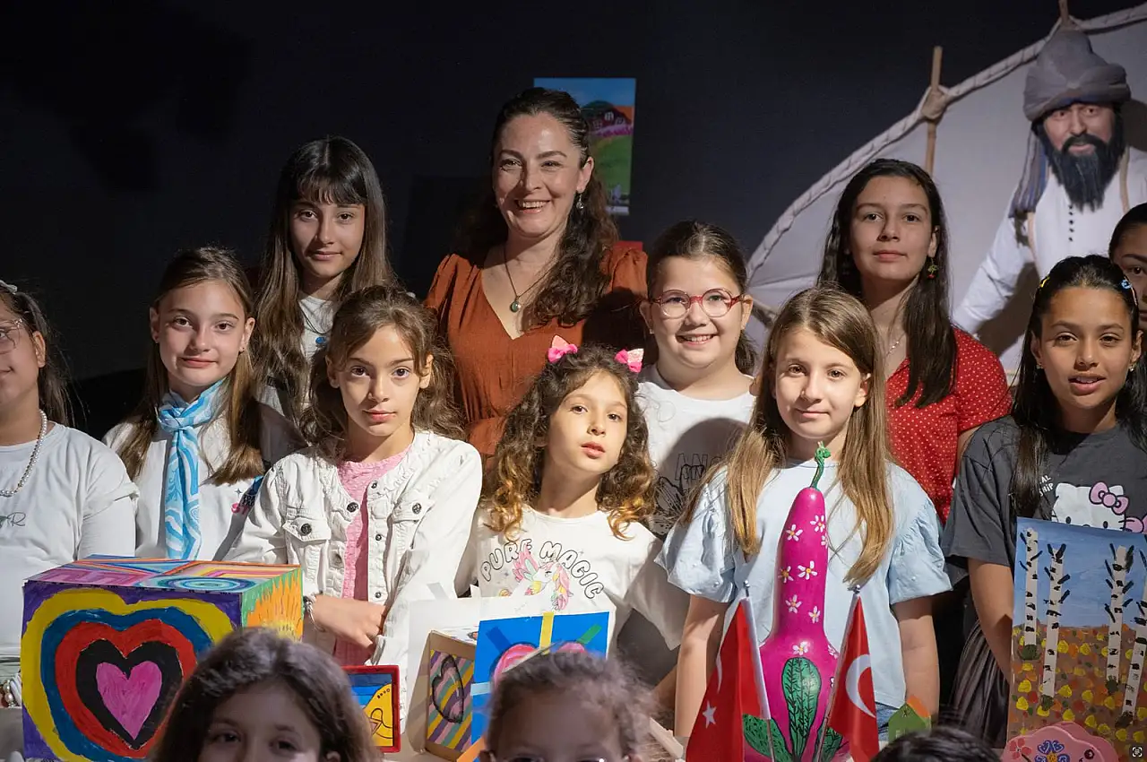 Minik ellerden Atatürk'e anlamlı armağan