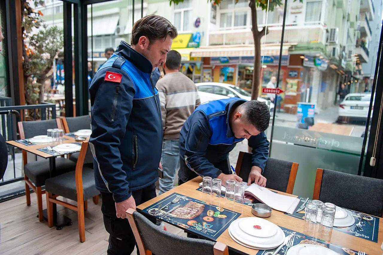 Karşıyaka Zabıtası'ndan işgal denetimi: 15 işletmeye ceza kesildi