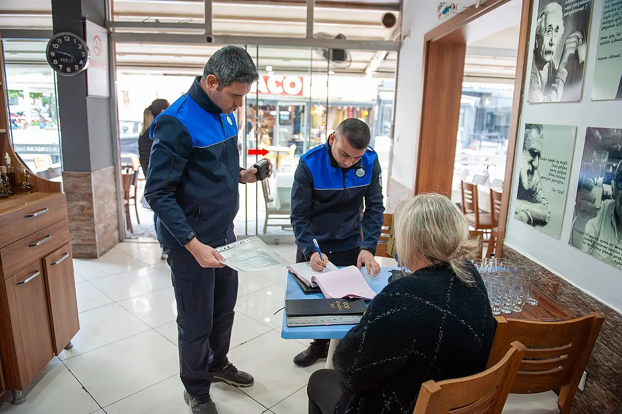 Karşıyaka Zabıtası'ndan işgal denetimi: 15 işletmeye ceza kesildi