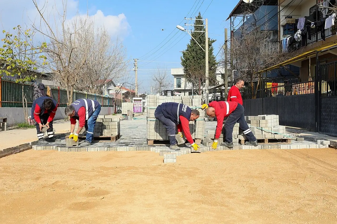 Gaziemir'de altyapı atağı: 32 bin metrekarelik yol ve kaldırım yenilendi