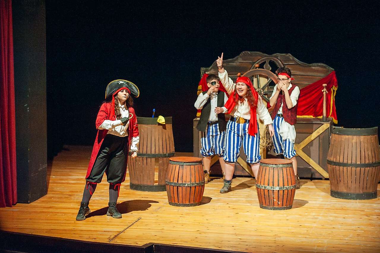 Karşıyaka Belediye Tiyatrosu yeni sezonu 'Peter Pan' ile açtı