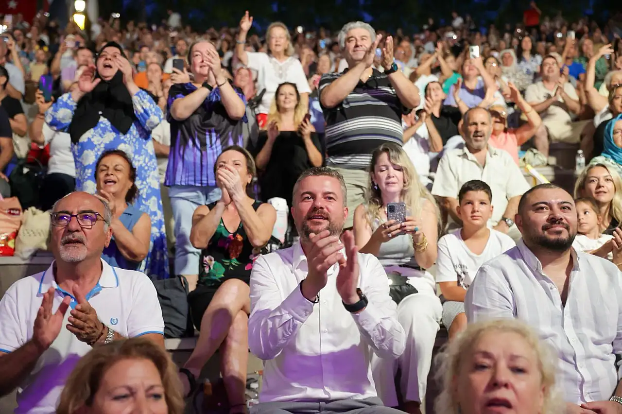 Buca'da Zeki & Metin amfi tiyatro'ya coşkulu açılış