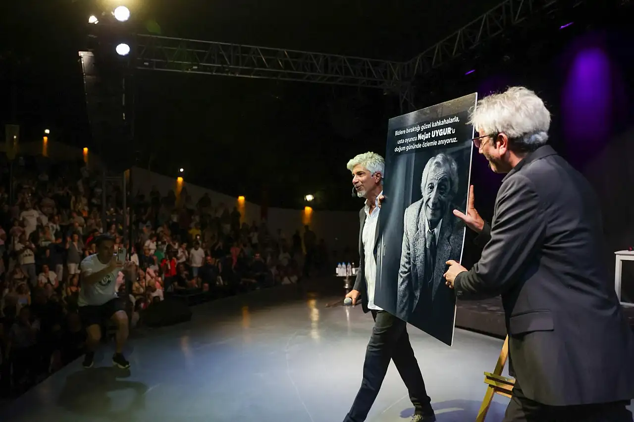 Buca'da Zeki & Metin amfi tiyatro'ya coşkulu açılış