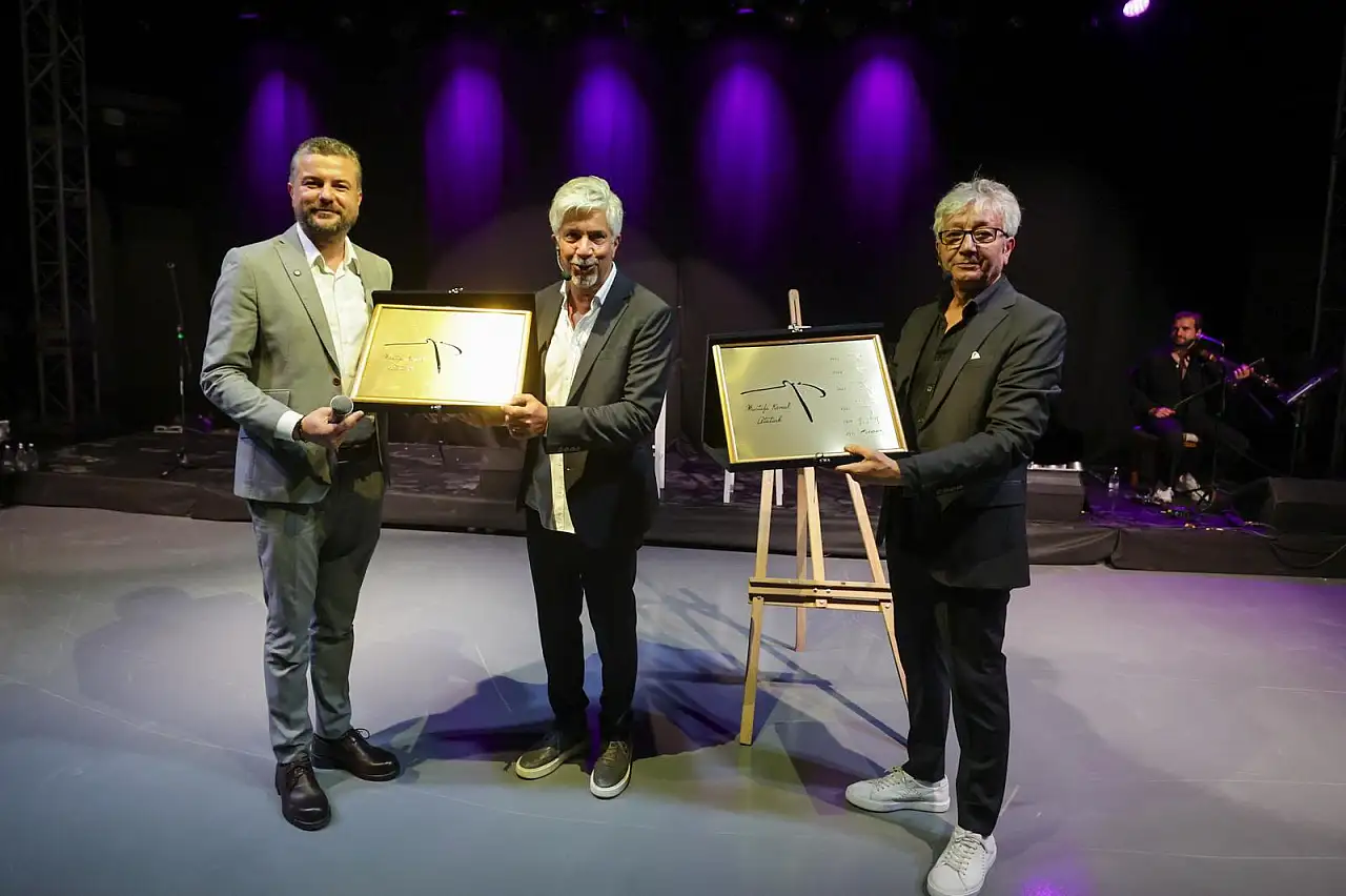 Buca'da Zeki & Metin amfi tiyatro'ya coşkulu açılış