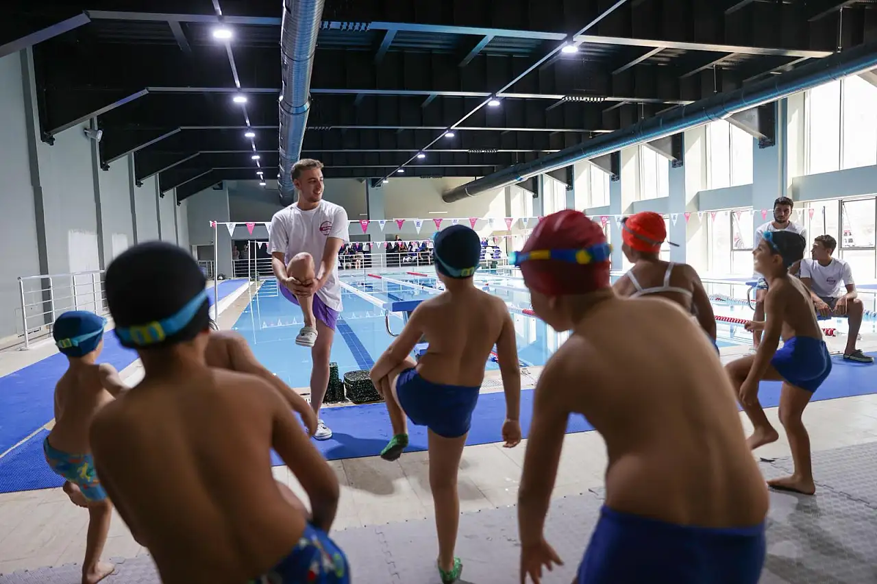 Buca'nın yıldızı sporium yüzme kurslarıyla açıldı