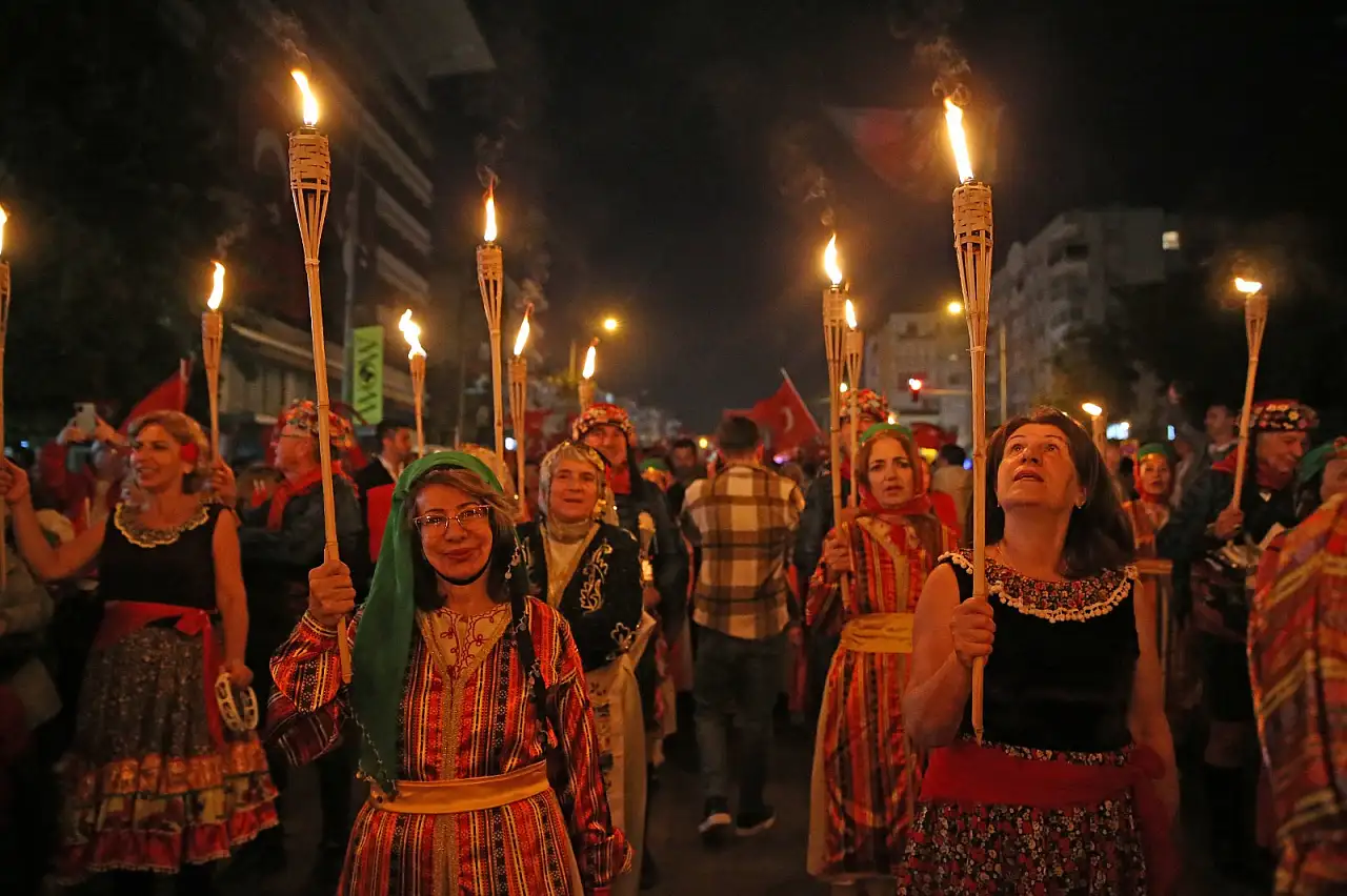 Karşıyaka 29 Ekim'de Cumhuriyet coşkusuyla kırmızı beyaza bürünecek