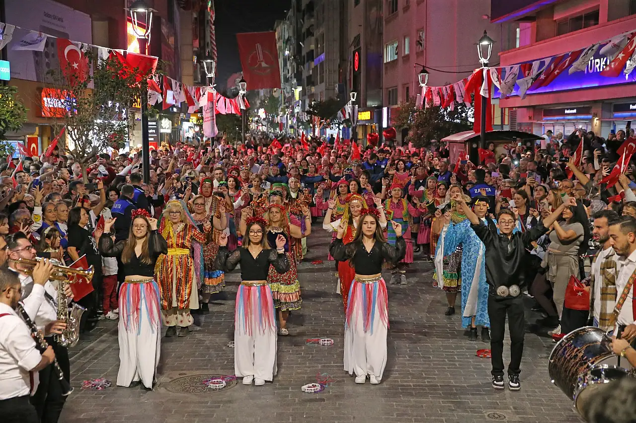 Karşıyaka 29 Ekim'de Cumhuriyet coşkusuyla kırmızı beyaza bürünecek